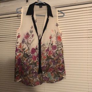 Light sleeveless blouse with flower designs